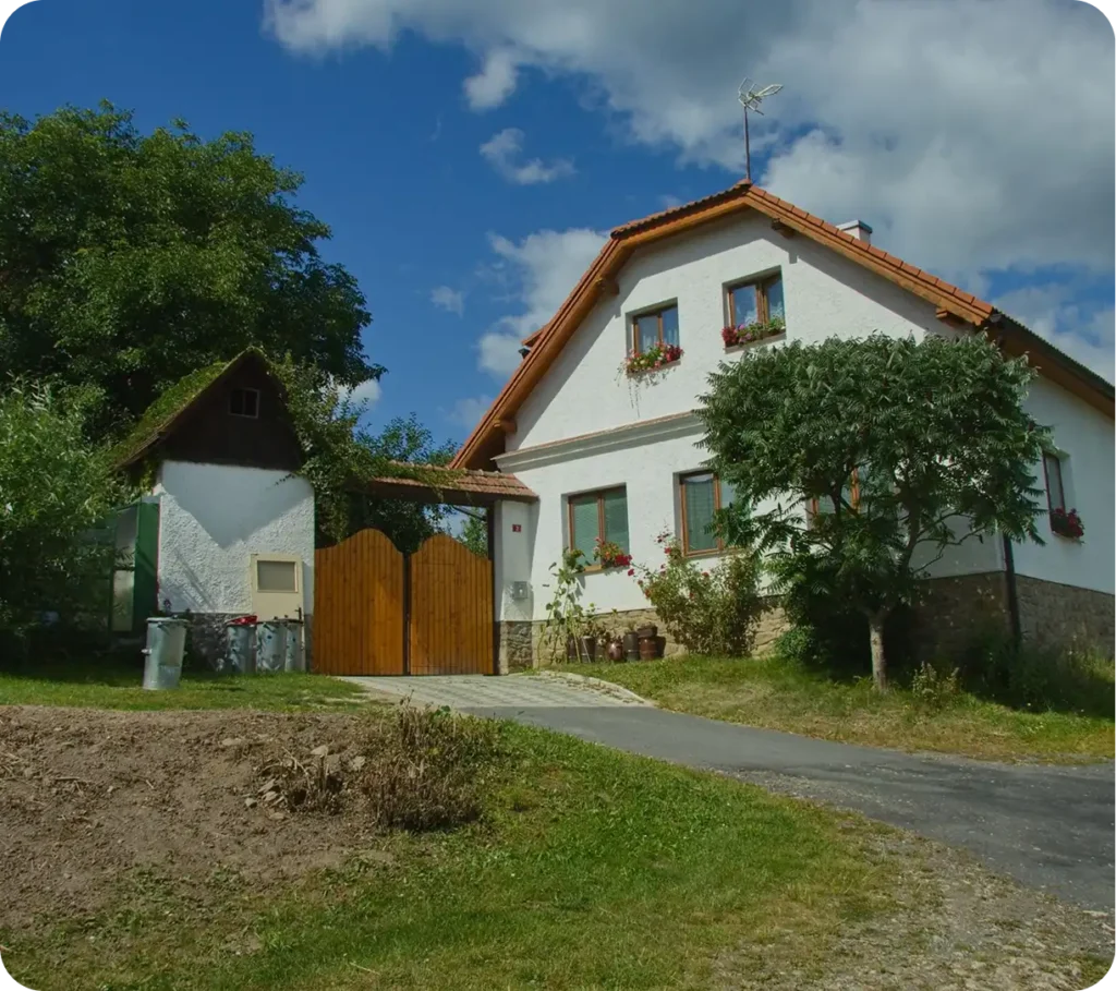 Statek s dřevěnou bránou a dlážděným vjezdem